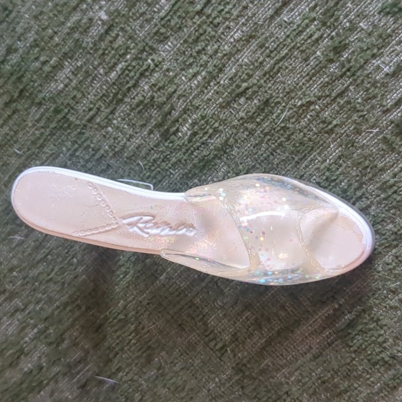 JUST THE RIGHT SHOE* collectibles 3 authentic and 2 NOSTALGIA* pieces. - Picture 6 of 17